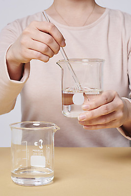 포토 JPG 스튜디오촬영 손 여자 재료 실내 한명 상반신 20대 성인 앞모습 청결 한국인 바이러스 위생 질병 사회이슈 예방 비커 만들기 감염 손씻기 폐렴 섞기 세정제 유리막대 손세정제 성인여자한명만 아로마오일 코로나바이러스 손소독제 정제수 글리세린 에탄올 국내포토 1 뷰포인트 컨셉 의학 모션 실험기구 사람 동양인 청년 내부 신체부위 물 위생용품 약 알코올 막대 씻기 오일_화장품 소독제 여자한명만 성인여자만 파일형식