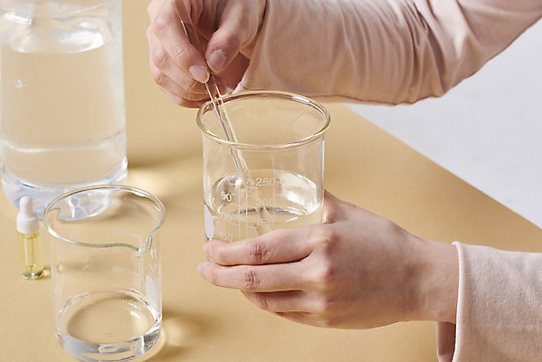 포토 JPG 스튜디오촬영 손 여자 재료 실내 한명 20대 성인 신체부위 청결 한국인 바이러스 위생 질병 사회이슈 예방 비커 만들기 감염 손씻기 폐렴 섞기 세정제 유리막대 손세정제 성인여자한명만 아로마오일 코로나바이러스 손소독제 정제수 글리세린 에탄올 국내포토 1 컨셉 의학 모션 실험기구 사람 동양인 청년 내부 물 위생용품 약 알코올 막대 씻기 오일_화장품 소독제 여자한명만 성인여자만 파일형식