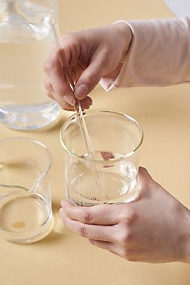 포토 JPG 스튜디오촬영 손 여자 재료 실내 한명 20대 성인 신체부위 청결 한국인 바이러스 위생 질병 사회이슈 예방 비커 만들기 감염 손씻기 폐렴 섞기 세정제 유리막대 손세정제 성인여자한명만 아로마오일 코로나바이러스 손소독제 정제수 글리세린 에탄올 국내포토 1 컨셉 의학 모션 실험기구 사람 동양인 청년 내부 물 위생용품 약 알코올 막대 씻기 오일_화장품 소독제 여자한명만 성인여자만 파일형식