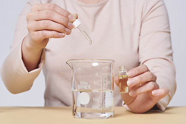 포토 JPG 스튜디오촬영 손 여자 재료 실내 한명 상반신 20대 성인 앞모습 청결 한국인 바이러스 위생 질병 사회이슈 예방 만들기 감염 손씻기 폐렴 세정제 손세정제 성인여자한명만 아로마오일 코로나바이러스 손소독제 국내포토 1 뷰포인트 컨셉 의학 모션 사람 동양인 청년 내부 신체부위 위생용품 씻기 오일_화장품 소독제 여자한명만 성인여자만 파일형식