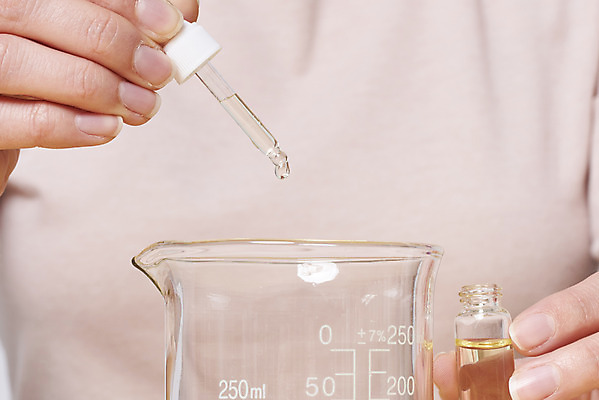 포토 JPG 스튜디오촬영 손 여자 재료 실내 한명 근접촬영 상반신 20대 성인 앞모습 청결 한국인 바이러스 위생 질병 사회이슈 예방 만들기 감염 손씻기 폐렴 세정제 손세정제 성인여자한명만 아로마오일 코로나바이러스 손소독제 국내포토 1 뷰포인트 컨셉 의학 모션 사람 동양인 청년 내부 신체부위 위생용품 씻기 오일_화장품 소독제 여자한명만 성인여자만 파일형식