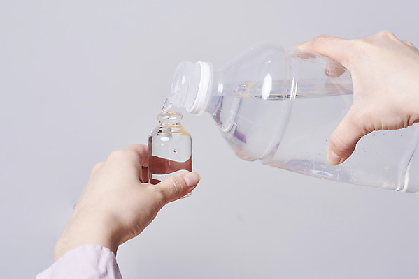 포토 JPG 스튜디오촬영 손 여자 재료 실내 한명 20대 성인 신체부위 청결 한국인 붓기 바이러스 위생 질병 사회이슈 담기 예방 비커 만들기 감염 손씻기 폐렴 공병 세정제 손세정제 성인여자한명만 코로나바이러스 손소독제 정제수 에탄올 국내포토 1 컨셉 의학 모션 실험기구 사람 동양인 청년 내부 물 위생용품 알코올 씻기 소독제 병_담는 여자한명만 성인여자만 파일형식