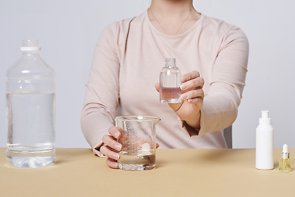 포토 JPG 스튜디오촬영 손 여자 재료 실내 한명 상반신 20대 성인 앞모습 청결 한국인 바이러스 위생 질병 사회이슈 예방 비커 만들기 감염 손씻기 폐렴 공병 세정제 손세정제 성인여자한명만 아로마오일 코로나바이러스 손소독제 정제수 에탄올 국내포토 1 뷰포인트 컨셉 의학 모션 실험기구 사람 동양인 청년 내부 신체부위 물 위생용품 알코올 씻기 오일_화장품 소독제 병_담는 여자한명만 성인여자만 파일형식