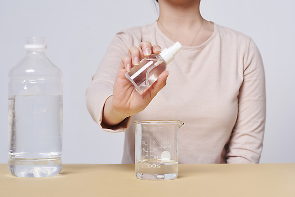 포토 JPG 스튜디오촬영 손 여자 재료 실내 한명 상반신 20대 성인 앞모습 청결 한국인 바이러스 위생 질병 사회이슈 예방 비커 만들기 감염 손씻기 폐렴 공병 세정제 손세정제 성인여자한명만 코로나바이러스 손소독제 정제수 에탄올 국내포토 1 뷰포인트 컨셉 의학 모션 실험기구 사람 동양인 청년 내부 신체부위 물 위생용품 알코올 씻기 소독제 병_담는 여자한명만 성인여자만 파일형식