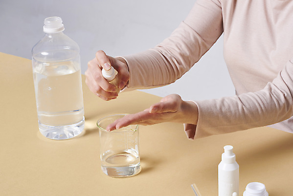 포토 JPG 스튜디오촬영 손 여자 재료 실내 한명 상반신 20대 성인 옆모습 청결 한국인 바이러스 위생 질병 뿌리기 사회이슈 예방 비커 만들기 감염 손씻기 폐렴 공병 방법 세정제 손세정제 성인여자한명만 코로나바이러스 손소독제 정제수 에탄올 손소독 국내포토 1 뷰포인트 컨셉 의학 모션 실험기구 사람 동양인 청년 내부 신체부위 물 위생용품 알코올 씻기 소독 소독제 병_담는 여자한명만 성인여자만 파일형식