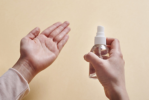 포토 JPG 스튜디오촬영 손 여자 재료 실내 한명 20대 성인 신체부위 청결 한국인 바이러스 위생 질병 뿌리기 사회이슈 예방 만들기 감염 손씻기 폐렴 공병 방법 세정제 손세정제 성인여자한명만 코로나바이러스 손소독제 손소독 델타변이바이러스 국내포토 1 컨셉 의학 모션 사람 동양인 청년 내부 위생용품 씻기 소독 소독제 병_담는 여자한명만 성인여자만 파일형식