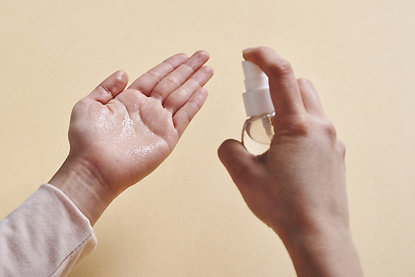 포토 JPG 스튜디오촬영 손 여자 재료 실내 한명 20대 성인 신체부위 청결 한국인 바이러스 위생 질병 뿌리기 사회이슈 예방 만들기 감염 손씻기 폐렴 공병 방법 세정제 손세정제 성인여자한명만 코로나바이러스 손소독제 손소독 델타변이바이러스 국내포토 1 컨셉 의학 모션 사람 동양인 청년 내부 위생용품 씻기 소독 소독제 병_담는 여자한명만 성인여자만 파일형식