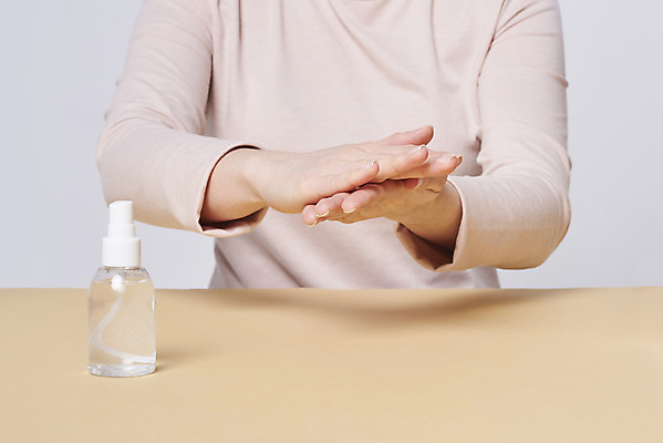 포토 JPG 스튜디오촬영 손 여자 재료 실내 한명 상반신 20대 성인 앞모습 청결 한국인 바이러스 위생 질병 사회이슈 예방 만들기 감염 손씻기 폐렴 세정제 손세정제 성인여자한명만 코로나바이러스 손소독제 손소독 델타변이바이러스 국내포토 1 뷰포인트 컨셉 의학 모션 사람 동양인 청년 내부 신체부위 위생용품 씻기 소독 소독제 여자한명만 성인여자만 파일형식