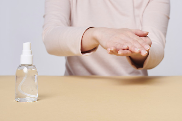 포토 JPG 스튜디오촬영 손 여자 재료 실내 한명 상반신 20대 성인 앞모습 청결 한국인 바이러스 위생 질병 사회이슈 예방 만들기 감염 손씻기 폐렴 세정제 손세정제 성인여자한명만 코로나바이러스 손소독제 손소독 델타변이바이러스 국내포토 1 뷰포인트 컨셉 의학 모션 사람 동양인 청년 내부 신체부위 위생용품 씻기 소독 소독제 여자한명만 성인여자만 파일형식