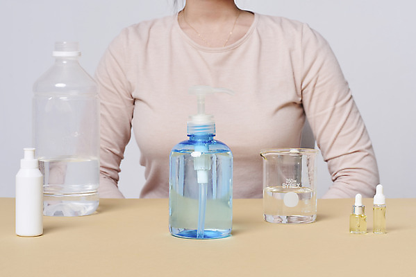 포토 JPG 스튜디오촬영 손 여자 재료 실내 한명 상반신 20대 성인 앞모습 청결 한국인 바이러스 위생 질병 사회이슈 예방 비커 만들기 감염 손씻기 폐렴 세정제 성인여자한명만 코로나바이러스 손소독제 정제수 손소독젤 델타변이바이러스 국내포토 1 뷰포인트 컨셉 의학 모션 실험기구 사람 동양인 청년 내부 신체부위 물 위생용품 씻기 소독제 여자한명만 성인여자만 파일형식