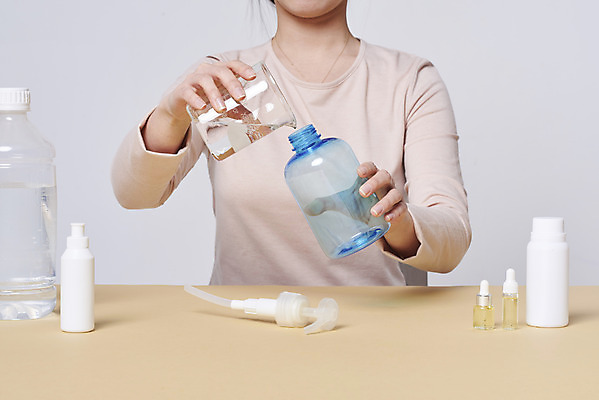 포토 JPG 스튜디오촬영 손 여자 재료 실내 한명 상반신 20대 성인 앞모습 청결 한국인 붓기 바이러스 위생 질병 사회이슈 담기 예방 만들기 감염 손씻기 폐렴 세정제 성인여자한명만 코로나바이러스 손소독제 손소독젤 델타변이바이러스 국내포토 1 뷰포인트 컨셉 의학 모션 사람 동양인 청년 내부 신체부위 위생용품 씻기 소독제 여자한명만 성인여자만 파일형식