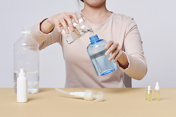 포토 JPG 스튜디오촬영 손 여자 재료 실내 한명 상반신 20대 성인 앞모습 청결 한국인 붓기 바이러스 위생 질병 사회이슈 담기 예방 만들기 감염 손씻기 폐렴 세정제 성인여자한명만 코로나바이러스 손소독제 손소독젤 델타변이바이러스 국내포토 1 뷰포인트 컨셉 의학 모션 사람 동양인 청년 내부 신체부위 위생용품 씻기 소독제 여자한명만 성인여자만 파일형식