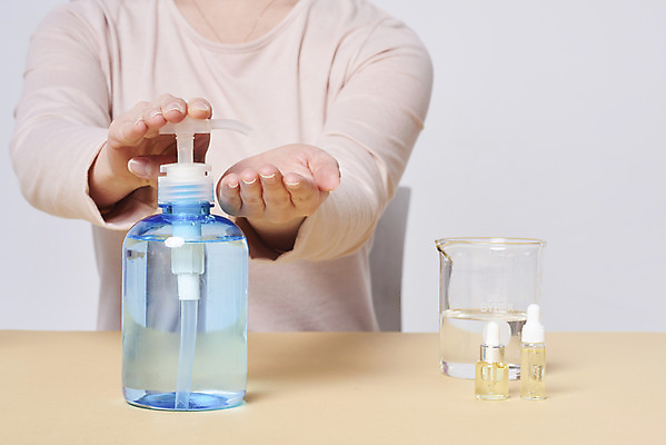 포토 JPG 스튜디오촬영 손 여자 재료 실내 한명 상반신 20대 성인 앞모습 청결 한국인 바이러스 위생 질병 사회이슈 예방 만들기 감염 손씻기 폐렴 세정제 성인여자한명만 코로나바이러스 손소독제 손소독젤 손소독 델타변이바이러스 국내포토 1 뷰포인트 컨셉 의학 모션 사람 동양인 청년 내부 신체부위 위생용품 씻기 소독 소독제 여자한명만 성인여자만 파일형식