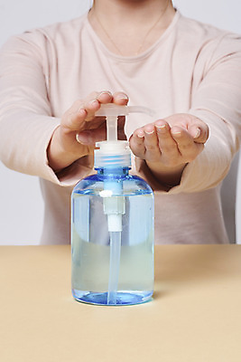 포토 JPG 스튜디오촬영 손 여자 재료 실내 한명 상반신 20대 성인 앞모습 청결 한국인 바이러스 위생 질병 사회이슈 예방 만들기 감염 손씻기 폐렴 세정제 성인여자한명만 코로나바이러스 손소독제 손소독젤 손소독 델타변이바이러스 국내포토 1 뷰포인트 컨셉 의학 모션 사람 동양인 청년 내부 신체부위 위생용품 씻기 소독 소독제 여자한명만 성인여자만 파일형식