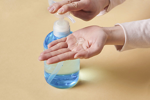 포토 JPG 스튜디오촬영 손 여자 재료 실내 한명 20대 성인 신체부위 청결 한국인 바이러스 위생 질병 사회이슈 예방 만들기 감염 손씻기 폐렴 세정제 성인여자한명만 코로나바이러스 손소독제 손소독젤 손소독 델타변이바이러스 국내포토 1 컨셉 의학 모션 사람 동양인 청년 내부 위생용품 씻기 소독 소독제 여자한명만 성인여자만 파일형식