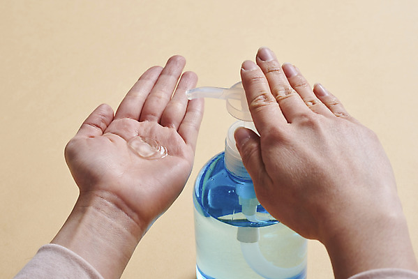 포토 JPG 스튜디오촬영 손 여자 재료 실내 한명 20대 성인 신체부위 청결 한국인 바이러스 위생 질병 사회이슈 예방 만들기 감염 손씻기 폐렴 세정제 성인여자한명만 코로나바이러스 손소독제 손소독젤 손소독 델타변이바이러스 국내포토 1 컨셉 의학 모션 사람 동양인 청년 내부 위생용품 씻기 소독 소독제 여자한명만 성인여자만 파일형식