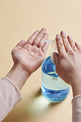 포토 JPG 스튜디오촬영 손 여자 재료 실내 한명 20대 성인 신체부위 청결 한국인 바이러스 위생 질병 사회이슈 예방 만들기 감염 손씻기 폐렴 세정제 성인여자한명만 코로나바이러스 손소독제 손소독젤 손소독 델타변이바이러스 국내포토 1 컨셉 의학 모션 사람 동양인 청년 내부 위생용품 씻기 소독 소독제 여자한명만 성인여자만 파일형식