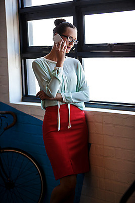 포토 JPG 해외이미지 백인 여자 창문 직장 한명 서기 20대 스마트폰 사무실 비즈니스우먼 무선전화기 전화기 스마트 스타일 해외202004 해외포토 서양인 1 컨셉 회사 비즈니스 모션 사람 청년 핸드폰 스마트기기 직장인 파일형식