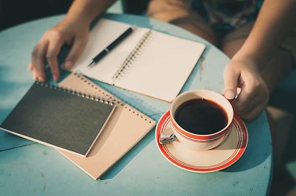 포토 JPG 해외이미지 라이프스타일 손 여자 커피 음료 백그라운드 탁자 휴식 아이디어 신체부위 펜 다이어리 공책 카페 해외202004 해외포토 가구 컨셉 문구용품 사람 생활 필기구 상점 사무용품 파일형식