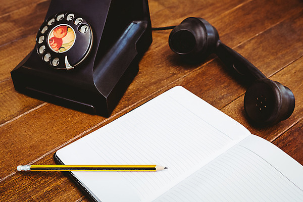 포토 JPG 해외이미지 행복 백그라운드 사람없음 숫자 연필 펜 다이어리 공책 골동품 클래식 전화기 오브젝트 수화기 복고 회전 다이얼 해외202004 해외포토 문자 감정 컨셉 문구용품 학용품 필기구 사무용품 파일형식