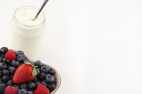 포토 JPG 해외이미지 딸기 사람없음 숟가락 하트 사발 달콤 흰배경 블루베리 산딸기 블랙베리 요거트 해외202004 해외포토 모양 백그라운드 과일 유제품 수저 흰색 사기그릇 맛 파일형식