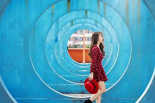 포토 JPG 해외이미지 백인 모델 직업 라이프스타일 여자 아시아 도로 벽 여행 백그라운드 비즈니스 거리 미술 한명 사람 동양인 야외 쇼핑 사무실 유행 여행객 걷기 중국 산책 도시 원형 그래피티 정상 바쁨 타운 홍콩 스타일 해외202004 해외포토 도형 서양인 1 나라 길 교통시설 모션 문화예술 휴식 인종 생활 낙서 그림 파일형식