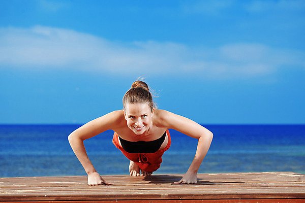 포토 JPG 해외이미지 모양 백인 1 라이프스타일 웰빙 여자 행복 유럽 스포츠 바다 신체 건강 한명 사람 성인 야외 빨간색 여름 파란색 운동복 운동 숫자 활발 선탠 날씬함 돌봄 바디케어 혼자 해외202004 해외포토 서양인 문자 옷 계절 감정 나라 컬러 컨셉 모션 생활 몸매 파일형식