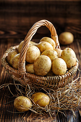 포토 JPG 해외이미지 식물 음식 백그라운드 농업 채소 탁자 새로움 감자 건강 요리 사람없음 목재 농장 갈색 노란색 쌓기 바구니 주방 식사 어둠 수확 껍질 가을 시골 신선 그룹 시장 싱글 에코 유기농 날것 뿌리 흙더미 내추럴 녹말 밭일 생식 숙성 채식주의자 탄수화물 비건 해외202004 해외포토 나무 웰빙 계절 산업 컬러 가구 컨셉 재료 모션 환경 흙 채식 파일형식 더미