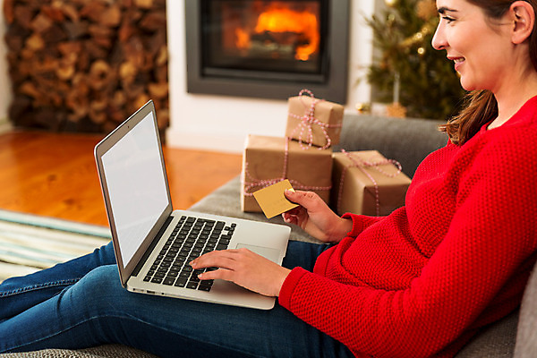 포토 JPG 해외이미지 행복 크리스마스 돈 겨울 통신 선물 한명 사람 노트북 쇼핑 소파 상점 신용카드 구매 고객 벽난로 결제 온라인 쇼퍼홀릭 해외202004 해외포토 1 계절 기념일 감정 의자 금융 전자제품 재산 파일형식