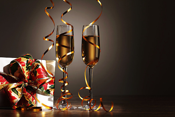 포토 JPG 해외이미지 디자인 기념일 행복 리본 음료 백그라운드 크리스마스 겨울 검은배경 새로움 기념 선물 사랑 사람없음 빛 상자 파티 축제 낭만 축하 알코올 샴페인 샴페인잔 해외202004 해외포토 계절 감정 컨셉 술잔 주류 이벤트 검은색 파일형식