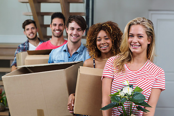 포토 JPG 해외이미지 백인 라이프스타일 응시 여자 남자 행복 가정 모션 새로움 아파트 주택 함께함 실내 여러명 20대 캐주얼 상자 우정 패키지 해외202004 해외포토 서양인 시선 옷 감정 다수 컨셉 사람 청년 내부 건물 생활 친구 파일형식