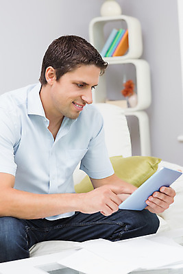 포토 JPG 해외이미지 백인 라이프스타일 남자 행복 종이 거실 가정 아파트 갈색머리 실내 한명 앉기 성인 30대 금융 소파 태블릿 터치 계산 문서 결제 영수증 회계 계산서 터치스크린 내려보기 해외202004 해외포토 서양인 1 헤어스타일 감정 의자 모션 주택 사람 내부 생활 장년 경제 전자제품 스마트기기 파일형식