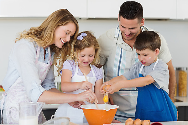 포토 JPG 해외이미지 백인 라이프스타일 커플 여자 남자 딸 행복 아들 어린이 가족 모션 탁자 엄마 함께함 실내 사랑 요리 서기 소년 여러명 20대 부모 쿠키 주방 앞치마 도움 사발 아빠 굽기 준비 조리대 만들기 언니 남동생 섞기 해외202004 해외포토 서양인 감정 가구 다수 컨셉 관계 디저트 사람 청년 내부 생활 사기그릇 구이 자매 동생 파일형식
