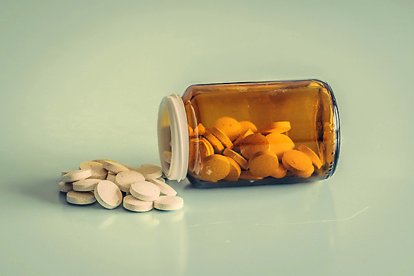 포토 JPG 해외이미지 백그라운드 컨셉 유리 건강 사람없음 치료 알약 약 갈색 노란색 고통 흰색 항아리 투명 질병 컨테이너 약국 가득함 오브젝트 싱글 예방 처방 안심 비타민 테라피 중독 조제 보충 고립 돌봄 마약 복용 진통제 치유 캡모자 항생제 해외202004 해외포토 모자_잡화 감정 산업 컬러 의학 모션 재질 육류 뷰티 도자기 만들기 영양소 파일형식