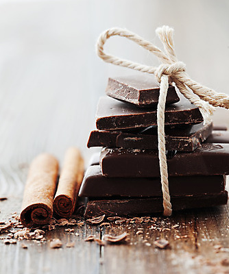 포토 JPG 해외이미지 라이프스타일 음식 탁자 디저트 따뜻함 사람없음 갈색 주방 초콜릿 막대기 달콤 향신료 유기농 코코아 깨짐 시나몬 해외202004 해외포토 웰빙 음료 컬러 가구 컨셉 생활 맛 향미료 파일형식