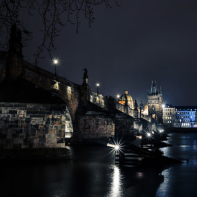 포토 JPG 해외이미지 실루엣 유럽 조각 여행 건축양식 조명 사람없음 야외 강 도시풍경 조각상 성당 교회 걷기 탑 황혼 낭만 조약돌 바위 등불 램프 도시 중세 역사 분위기 야간 저녁 장면 체코 프라하 타운 빛망울 공화국 랜드마크 보헤미아 옛날 전국 해외202004 해외포토 자연요소 건축물 건축 나라 컨셉 종교건축 모션 촬영기법 풍경 건물 빛 조형물 일몰 돌_바위 파일형식