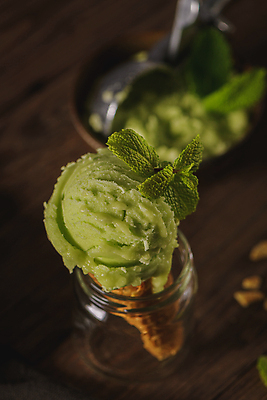 포토 JPG 해외이미지 유리병 실내 사람없음 아웃포커스 달콤 민트 담기 콘아이스크림 피스타치오 해외포토 모션 병_용기 아이스크림 촬영기법 내부 견과류 맛 허브 파일형식 이미지허브