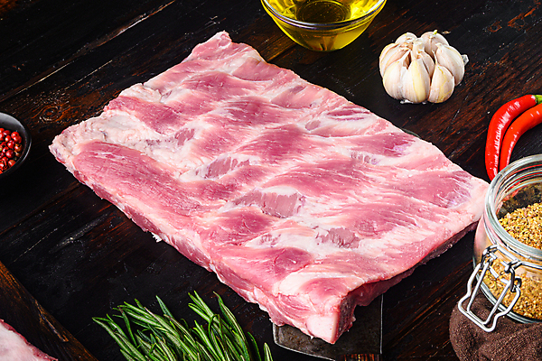 포토 JPG 해외이미지 그릇 식재료 고추 실내 마늘 생고기 돼지고기 사람없음 신선 올리브오일 유리그릇 후추 로즈메리 등갈비 나무배경 해외포토 식기 백그라운드 채소 유리 육류 내부 기름_음식 허브 향신료 파일형식 이미지허브