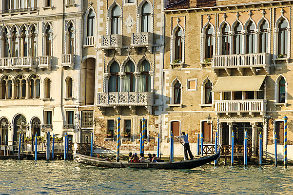 포토 JPG 해외이미지 주간 여자 남자 건축양식 교통시설 여러명 성인 사람없음 야외 건물 이탈리아 발코니 도시 보트 승차 베네치아 노젓기 성인만 해외포토 자연요소 건축물 건축 유럽 다수 교통 배_교통 모션 사람 시설 파일형식 이미지허브