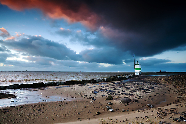 포토 JPG 해외이미지 구름 전통 외관 문화 모래 파도 바다 여행 자연 하늘 등대 항해 풍경 사람없음 야외 빨간색 초록색 물 파란색 황혼 일몰 저녁 네덜란드 수평선 해외포토 자연요소 유럽 컬러 배_교통 노을 야간 생태계 파일형식 이미지허브