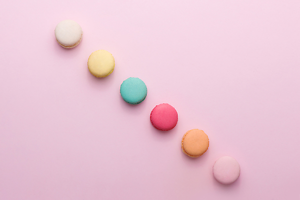 포토 JPG 해외이미지 디저트 실내 사람없음 하이앵글 달콤 일렬 마카롱 분홍색배경 해외포토 음식 뷰포인트 분홍색 백그라운드 내부 맛 파일형식 이미지허브