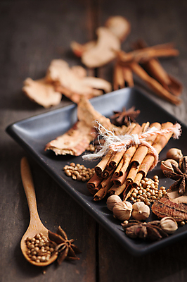 포토 JPG 해외이미지 전통 음식 백그라운드 재료 탁자 건조 건강 요리 사람없음 목재 장식 갈색 주방 중국 어둠 수확 시골 양념 조미료 맛 굽기 허브 향신료 묘사 준비 매움 복고 아로마 나무껍질 향 내추럴 시나몬 이국적 스타일 해외포토 나무 식물 아시아 컬러 가구 컨셉 농업 껍질 구이 향미료 파일형식 이미지허브