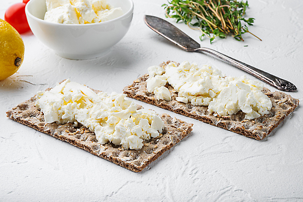 포토 JPG 해외이미지 치즈 실내 사람없음 크래커 애피타이저 흰배경 잼나이프 페타치즈 호밀크래커 해외포토 음식 백그라운드 유제품 내부 쿠키 흰색 나이프 파일형식 이미지허브