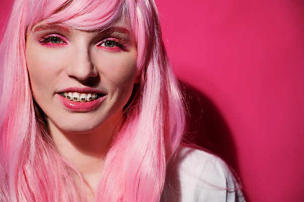 포토 JPG 해외이미지 백인 모델 여자 행복 감정 안경 얼굴 분홍색 건강 치과 한명 미소 웃음 치료 선글라스 약 장미 유행 금속 일본 중국 립스틱 의사 입 화려 치아 입술 가발 치과의사 고정 위생관리 치아교정 스타일 해외포토 서양인 1 잡화 꽃 아시아 컬러 컨셉 의학 재질 표정 병원 관리 사람 신체부위 화장품 의료진 소화기관 교정 파일형식 이미지허브