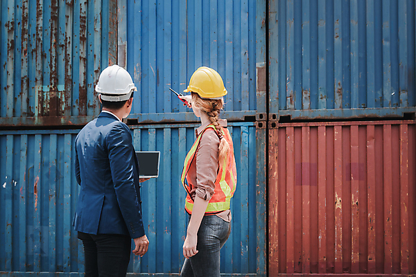 포토 JPG 해외이미지 주간 여자 남자 노동자 들기 상반신 성인 야외 두명 옆모습 뒷모습 비즈니스맨 컨테이너 무역 무역항 무역센터 성인만 해외포토 자연요소 직업 산업 뷰포인트 비즈니스 모션 사람 직장인 파일형식 이미지허브