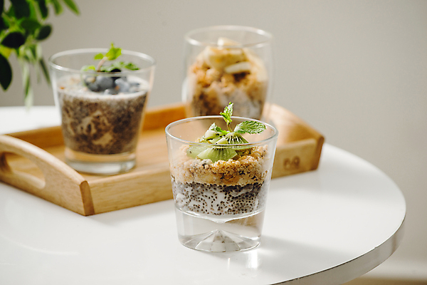 포토 JPG 해외이미지 탁자 회색배경 잔 실내 키위 사람없음 아웃포커스 민트 푸딩 다이어트음식 과일조각 나무쟁반 뮤즐리 슈퍼푸드 치아시드 해외포토 식기 조각 가구 백그라운드 다이어트 과일 디저트 쟁반 촬영기법 씨앗 내부 목재 회색 허브 건강식품 파일형식 이미지허브