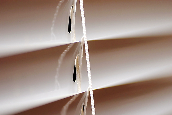 포토 JPG 해외이미지 디자인 선 밧줄 줄 가구 백그라운드 창문 주택 매달리기 사람없음 내부 장식 빛 기계 덮개 흰색 블라인드 커튼 분위기 코드 보호 파편 그늘 플라스틱 묘사 베네치아 셔터 사생활 스타일 해외포토 컬러 생활용품 컨셉 모션 재질 건물 이탈리아 뚜껑 파일형식 이미지허브