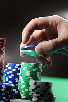 포토 JPG 해외이미지 손 2 손가락 놀이 사람없음 초록색 파란색 쌓기 엄지손가락 게임 행운 도박 위험 카지노 포커 룰렛 기르기 리프팅 많음 해외포토 컬러 컨셉 모션 신체부위 트럼프 돌봄 파일형식 이미지허브