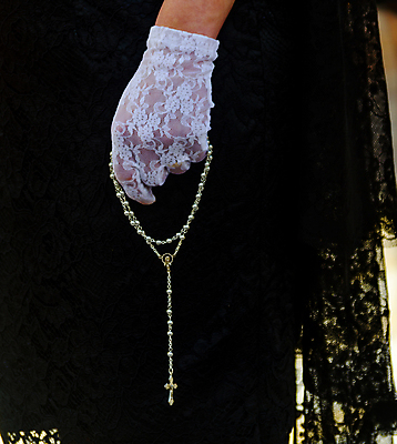 포토 JPG 해외이미지 전통 옷 감정 유럽 기독교 종교 십자가 목걸이 거리 관리 사람 성인 사람없음 믿음 검은색 축제 천주교 기도 축하 잡기 예수 조직 영혼 스페인 닫기 집중 심볼 묘사 명상 신성 묵주 일반 스페인어 신앙심 인기 충실 해외포토 나라 컬러 컨셉 장신구 종교용품 모션 신_종교 파일형식 이미지허브