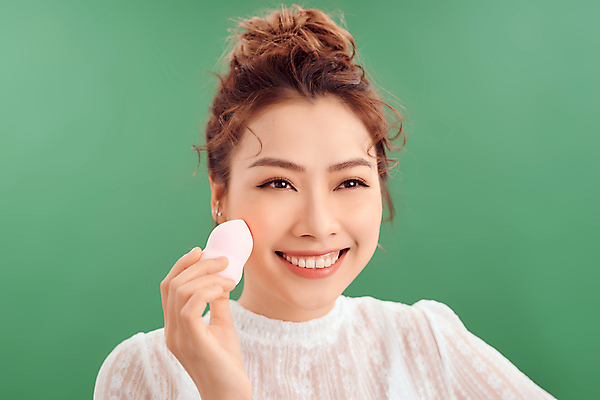 포토 JPG 해외이미지 응시 여자 실내 한명 들기 동양인 상반신 성인 앞모습 화장 뷰티 퍼프 성인여자한명만 초록배경 해외포토 1 시선 뷰포인트 백그라운드 모션 사람 인종 내부 초록색 여자한명만 성인여자만 파일형식 이미지허브